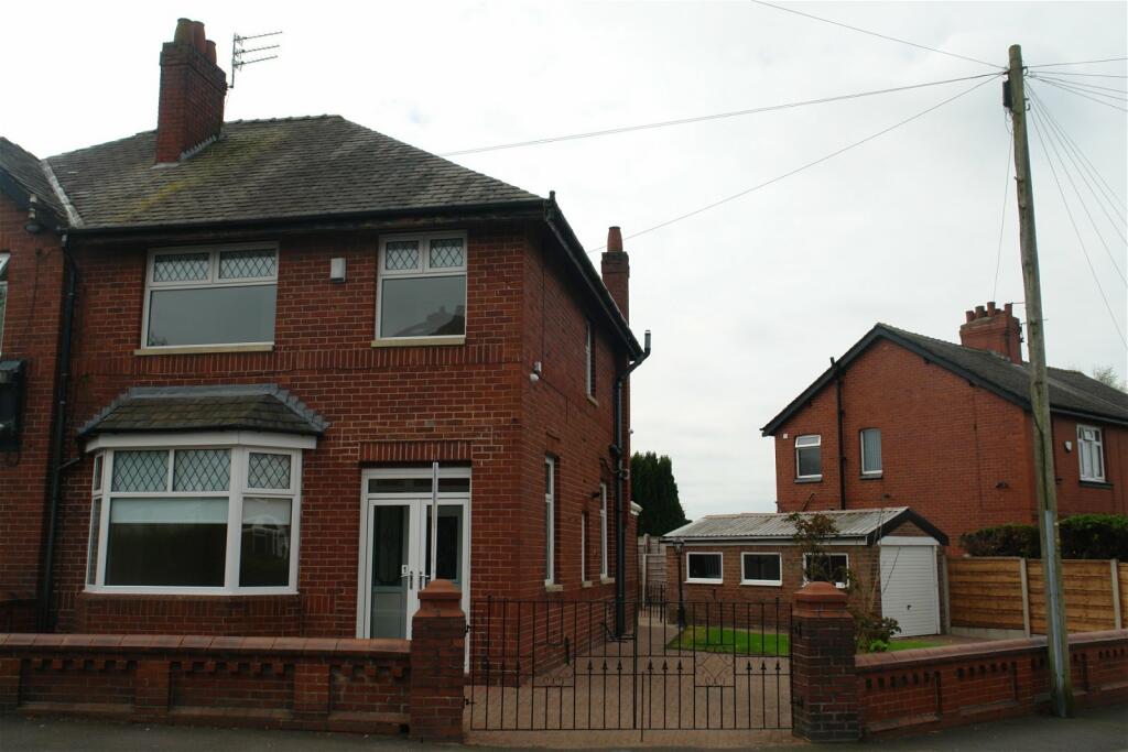 3 bedroom semidetached house for sale in 1 Thatch Leach, Chadderton, OL9