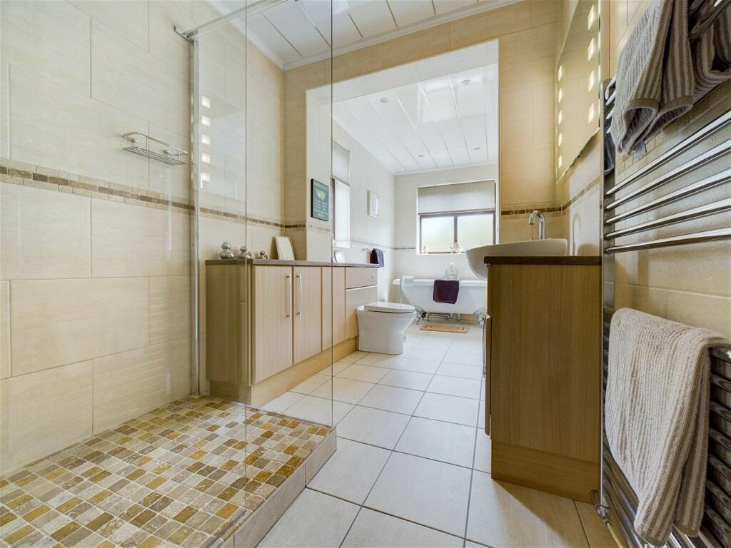 4 bedroom detached house for sale in 39, Ferney Field Road, Chadderton