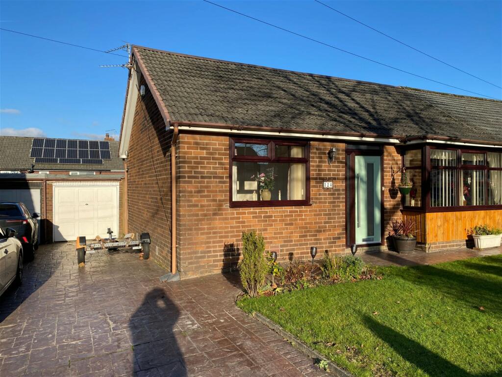 2 bedroom semidetached bungalow for sale in Broadway, Royton, OL2