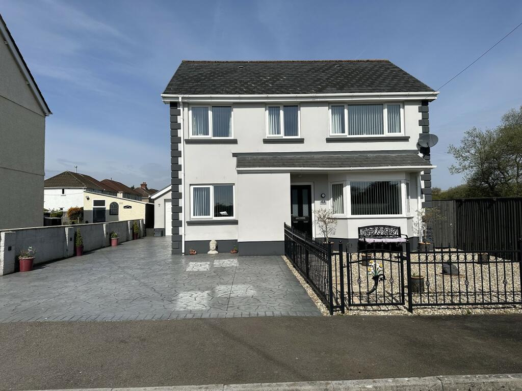 4 bedroom detached house for sale in Lewis Avenue, Cwmllynfell, Swansea