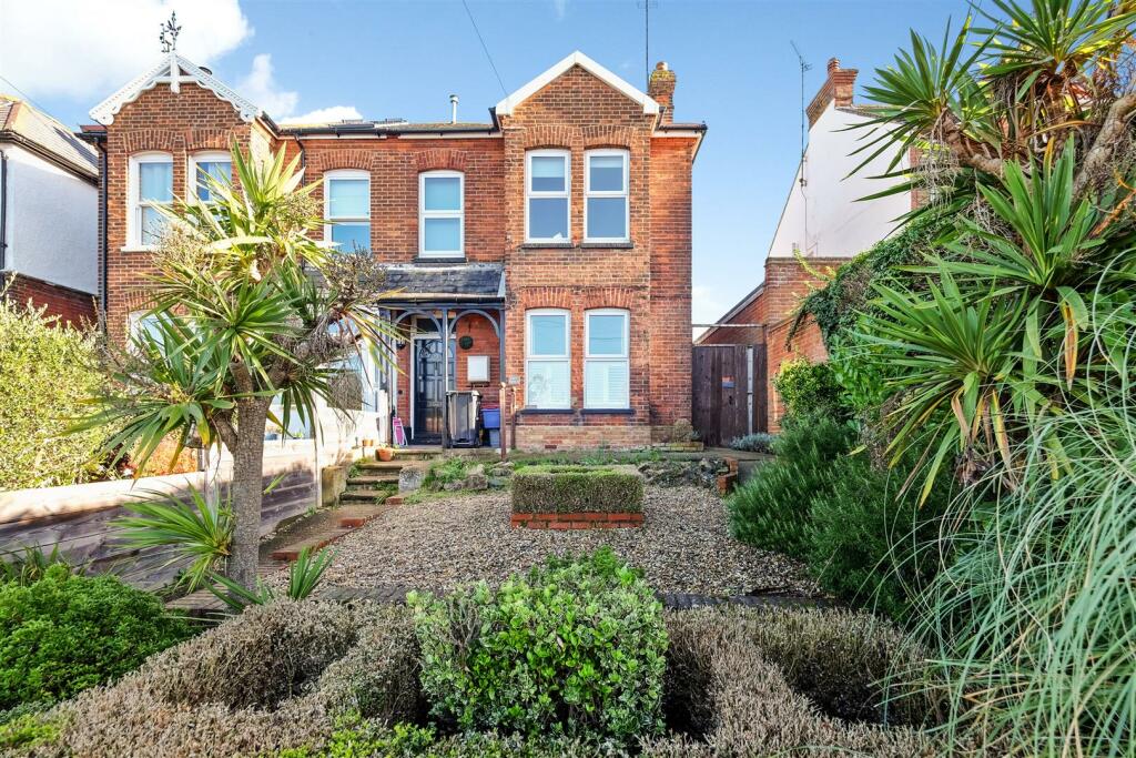 2 bedroom flat for sale in Castle Road, Tankerton, Whitstable, CT5