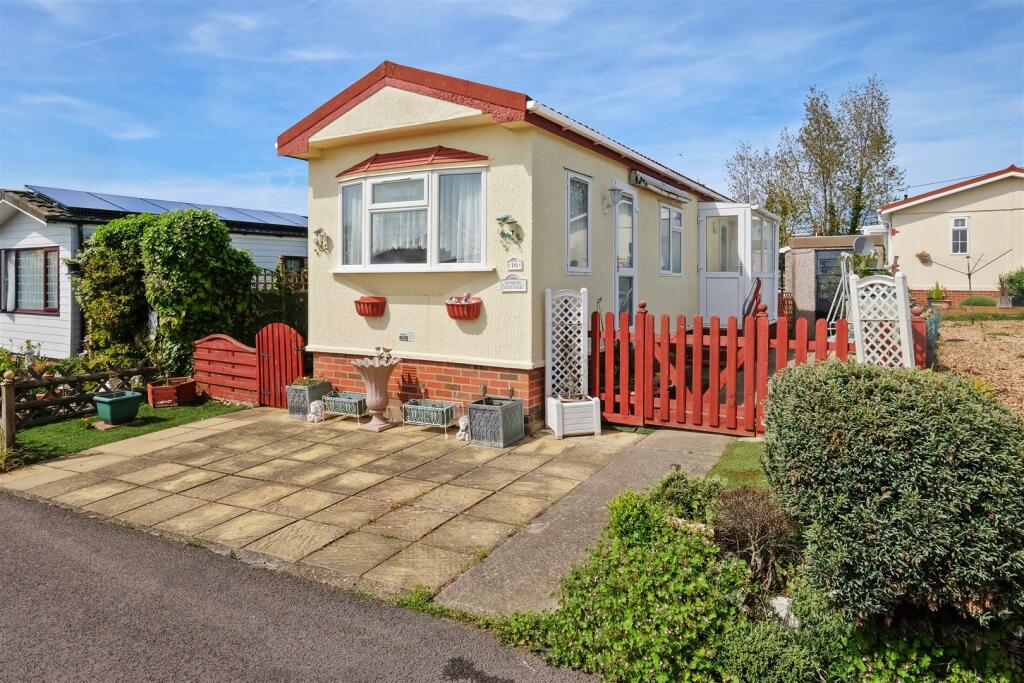 2 bedroom park home for sale in Seasalter Lane, Seasalter, Whitstable, CT5