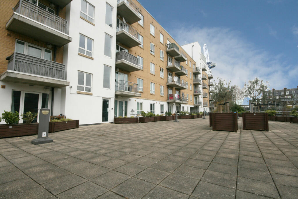 Main image of property: Spacious 2 Bedroom Apartment - Stratford, E15