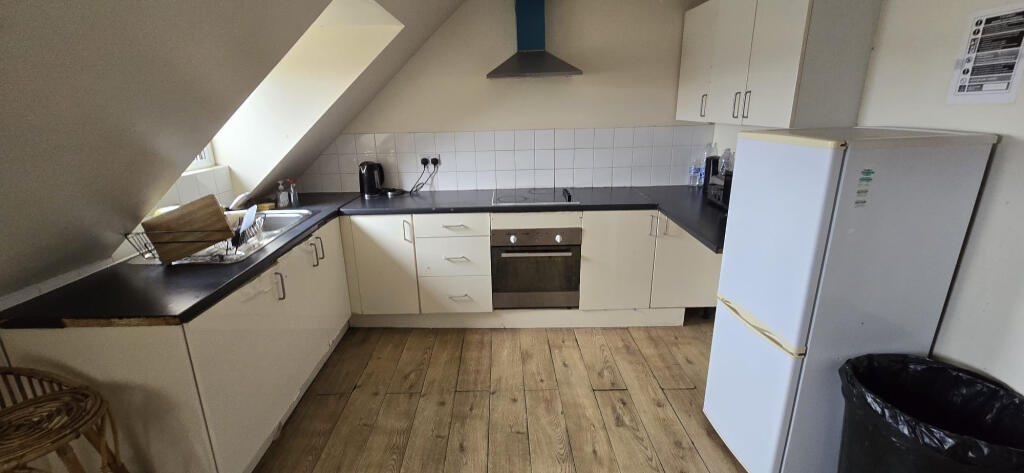 Main image of property: Whitton Road, Hounslow, Greater London, TW3