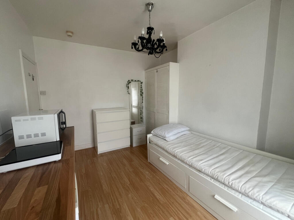 Main image of property: ALL BILLS INCLUDED BEDSIT, FINSBURY PARK, N4
