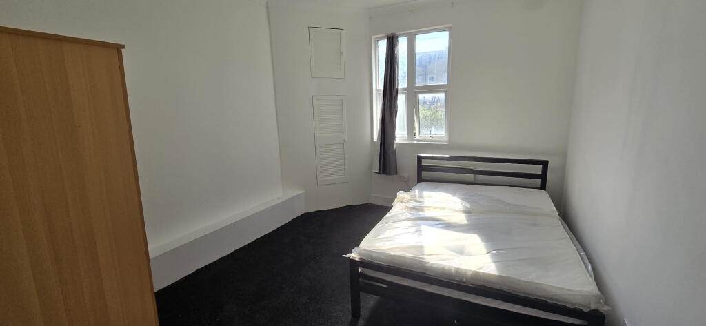 Main image of property: Bright 1-bedroom flat situated within a well-connected location, Glenarm Road, E5