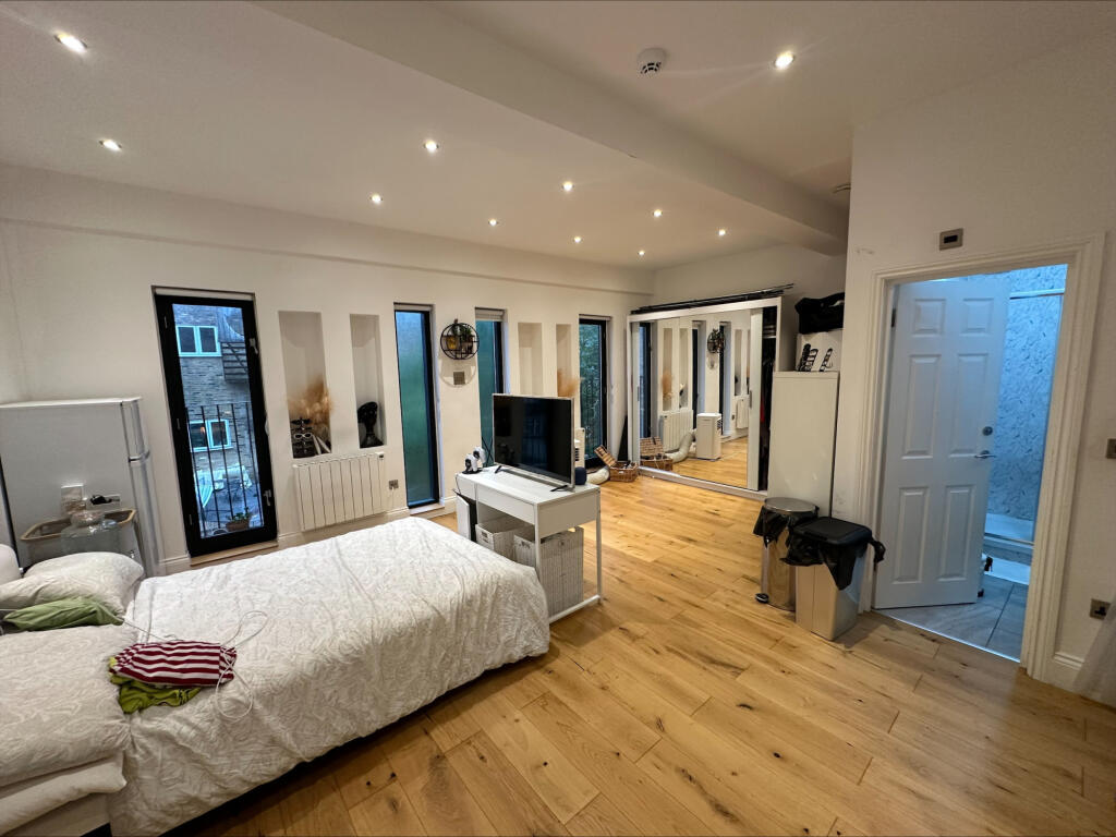 Main image of property: Ensuite, Council Tax & Water Included, Dispensary Lane, E8
