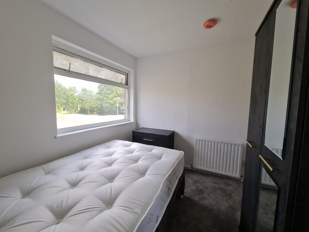 Main image of property: En-suite Bedroom, Bills Included, Meredene, Basildon, Essex, SS14