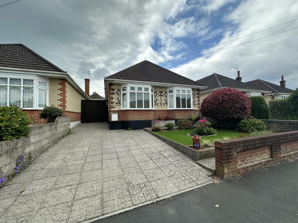 4 bedroom detached bungalow for sale in Strathmore Road, Muscliffe