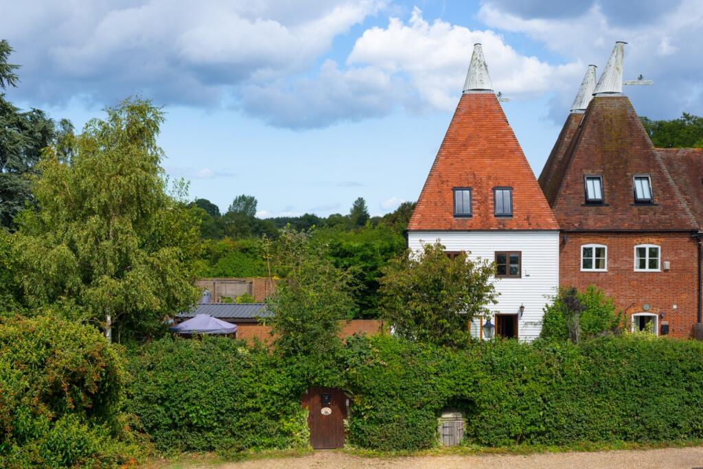 5 bedroom end of terrace house for sale in Chartham Hatch, Canterbury, CT4