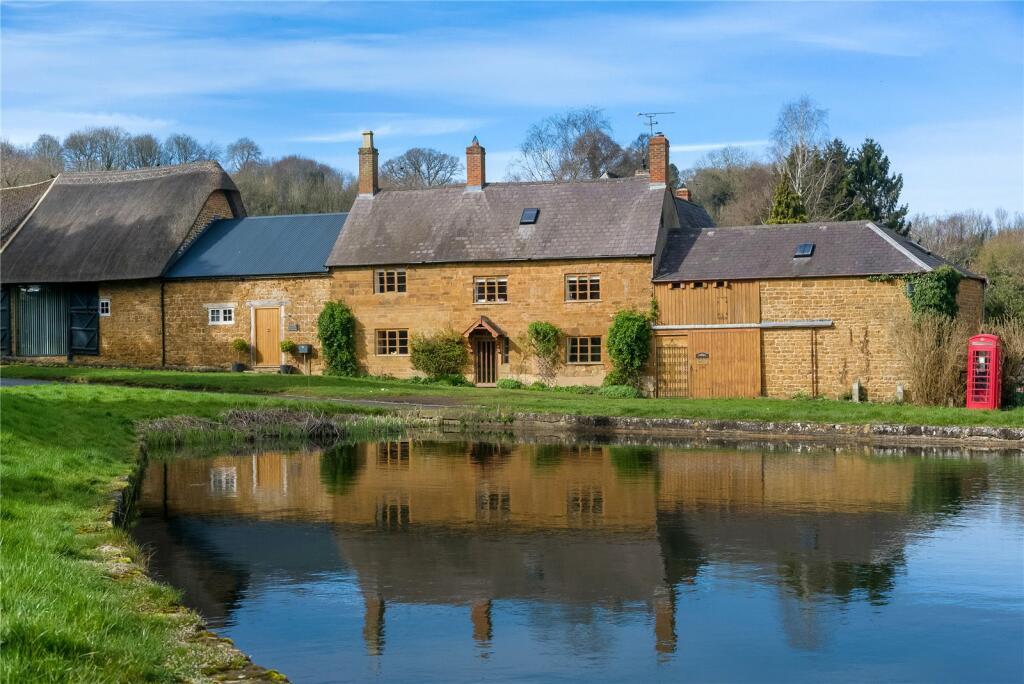 4 bedroom house for sale in The Green, Warmington, OX17