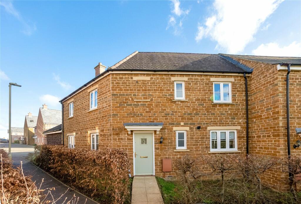 3 bedroom terraced house for sale in Oak Farm Close, Banbury