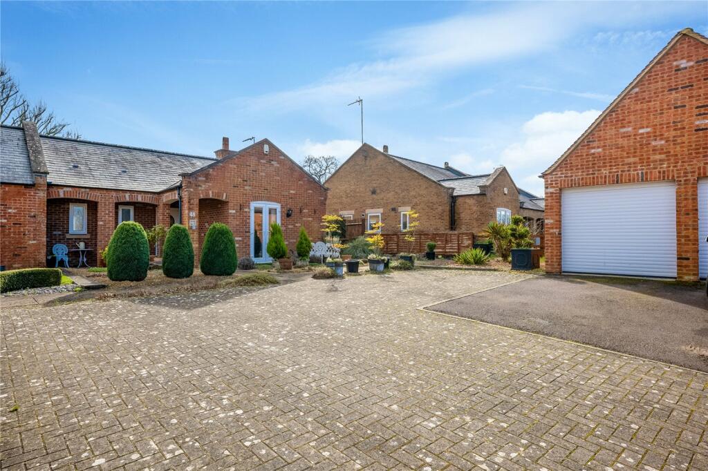 2 bedroom bungalow for sale in Highlands, Lower Tadmarton, Banbury