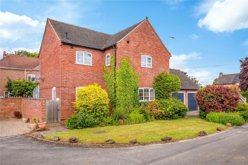 4 bedroom detached house for sale in Lester Close, Twyford Rd