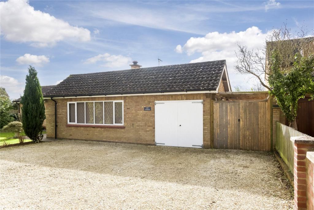 4 bedroom bungalow for sale in Margaret Road, Twyford, Banbury