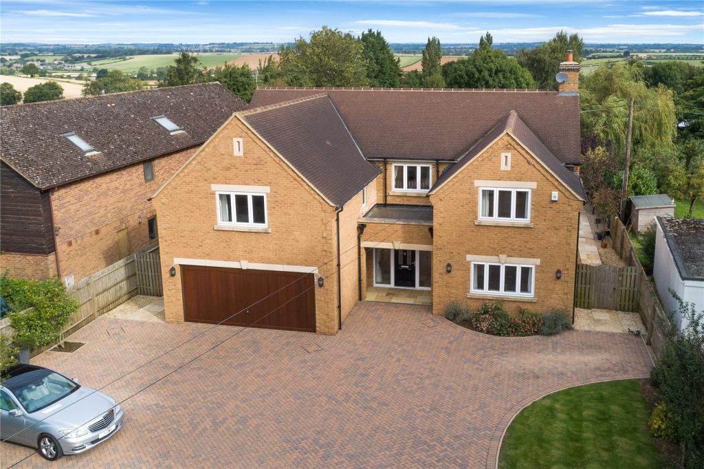 4 bedroom detached house for sale in Hempton Road, Deddington