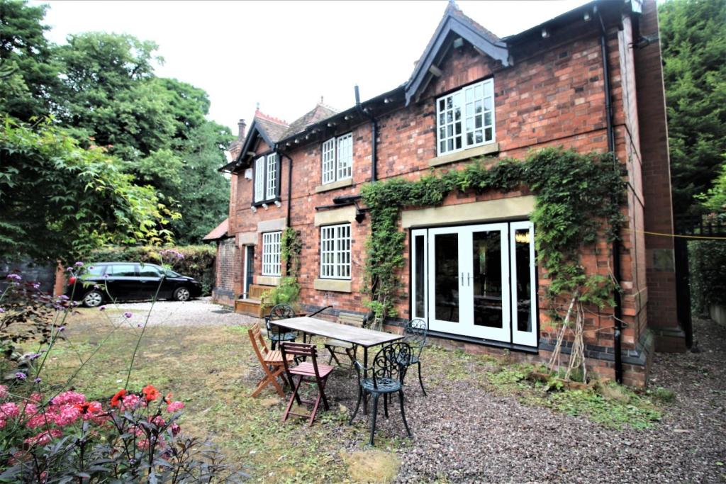 4 bedroom detached house for sale in Church End, Hale Village