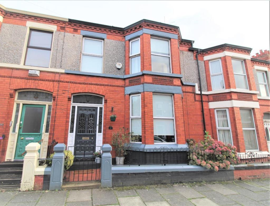 3 bedroom terraced house for sale in Hillside Road, Mossley Hill