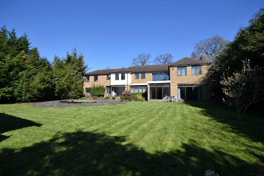 6 bedroom detached house for sale in Beech Hill, Hadley Wood