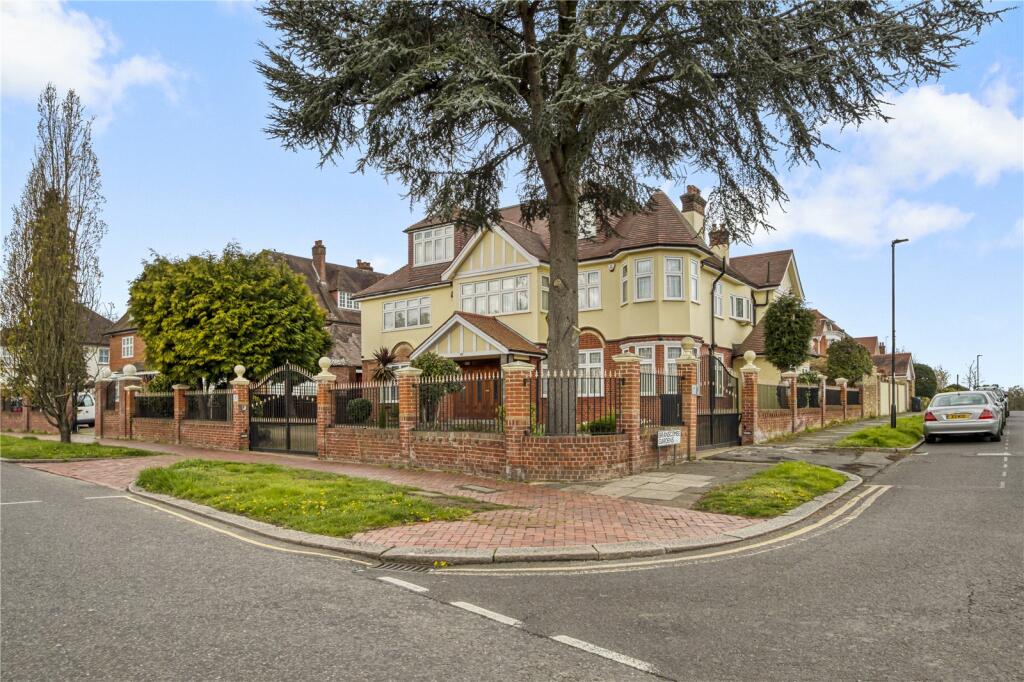 6 bedroom detached house for sale in Broad Walk, London, N21