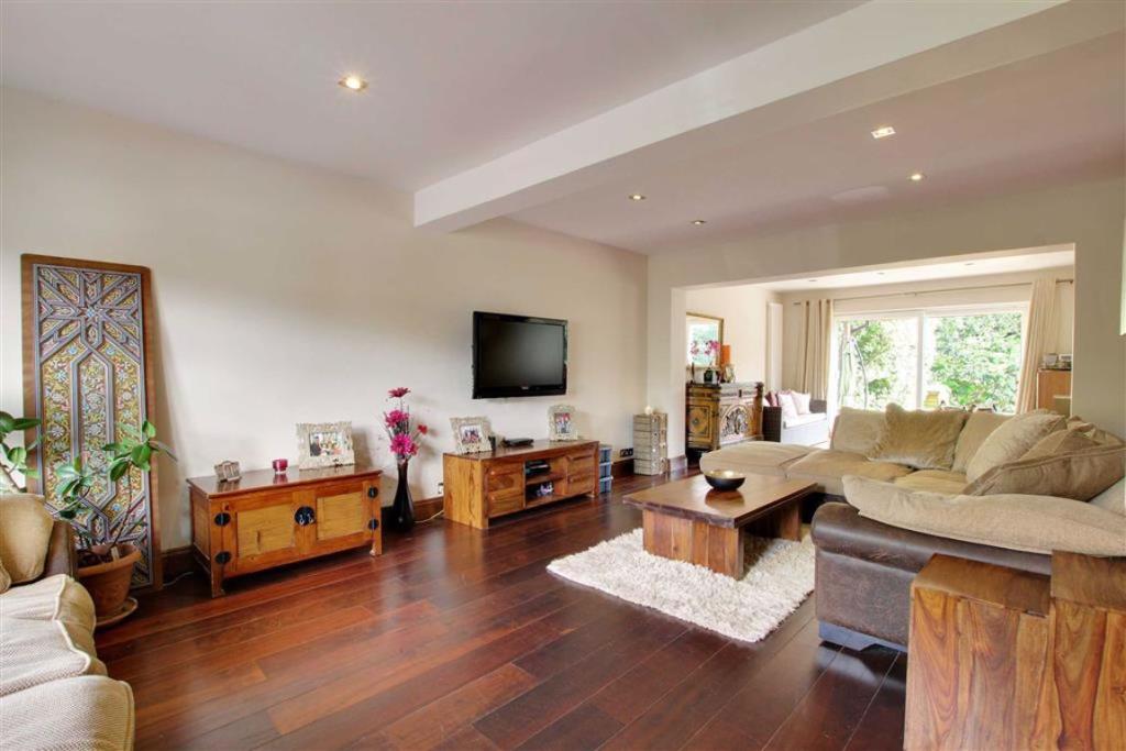 6 bedroom detached house for sale in Parkgate Avenue, Hadley Wood