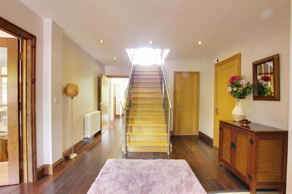 6 bedroom detached house for sale in Parkgate Avenue, Hadley Wood