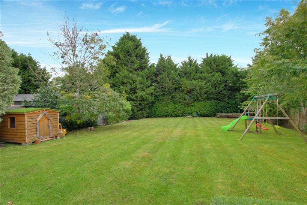 6 bedroom detached house for sale in Parkgate Avenue, Hadley Wood