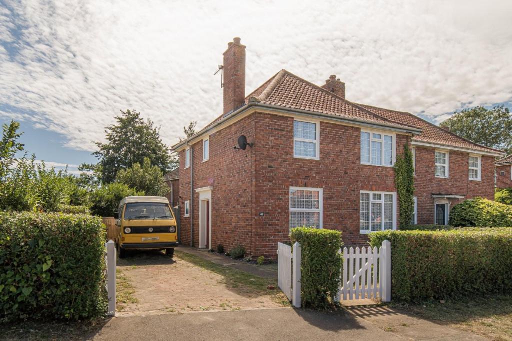 3 bedroom semidetached house for sale in Clarendon Road, Aylesham