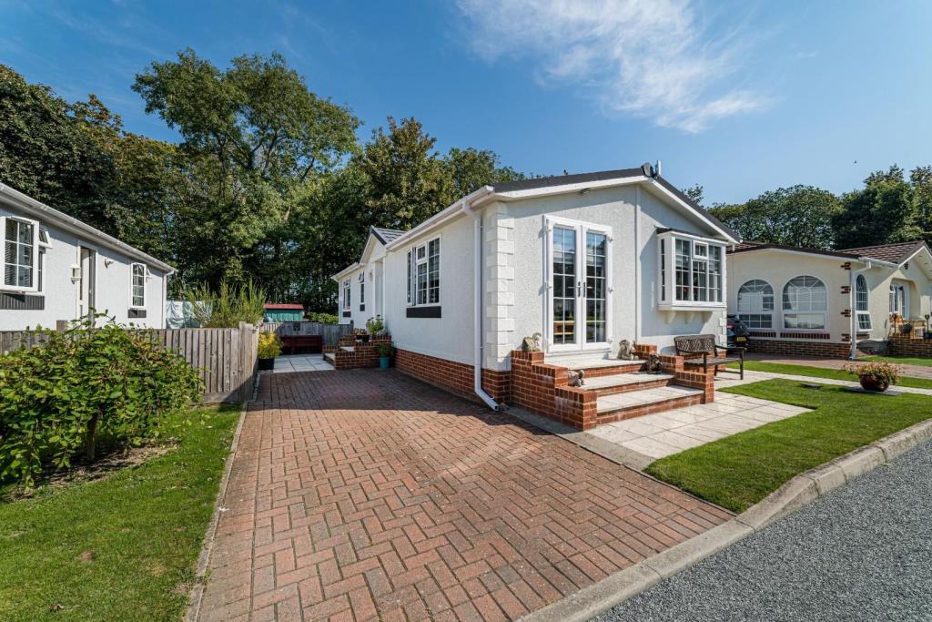 2 bedroom mobile home for sale in Dover Road, Barham, Canterbury, CT4