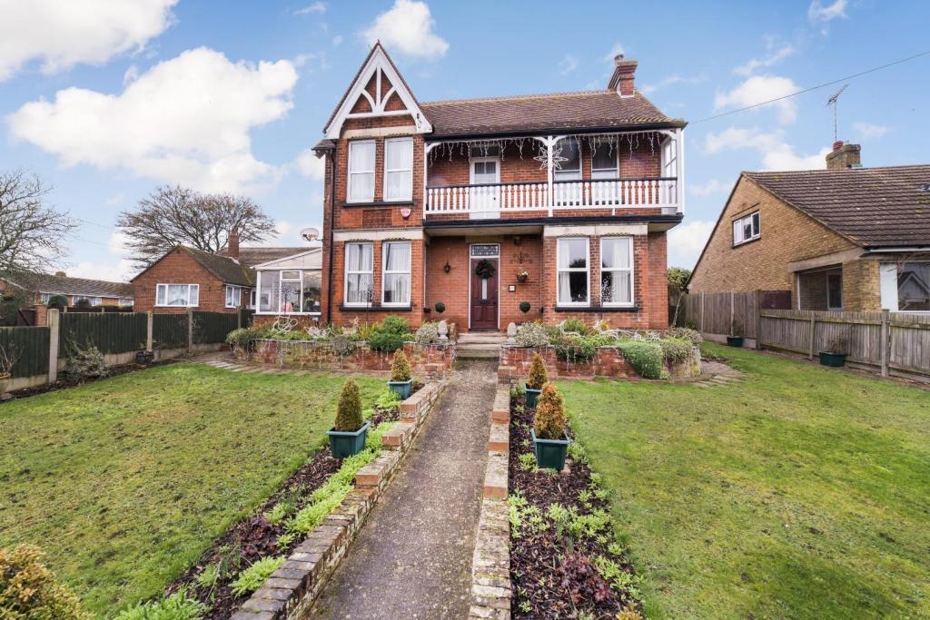 4 bedroom detached house for sale in Island Road, Sturry, Canterbury, CT2