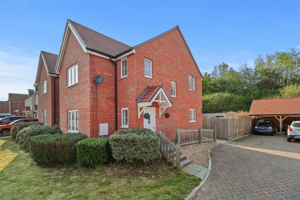 3 bedroom detached house for sale in Honeysuckle Lane, Stone Cross