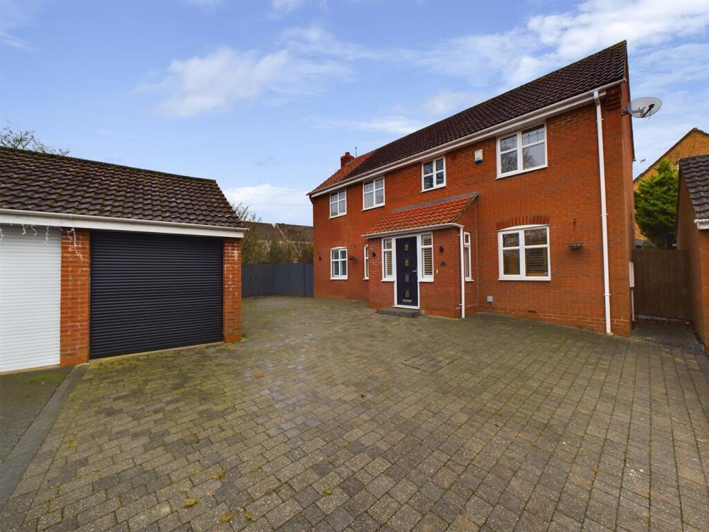Main image of property: Columbine Way, Bedworth, CV12 0GF