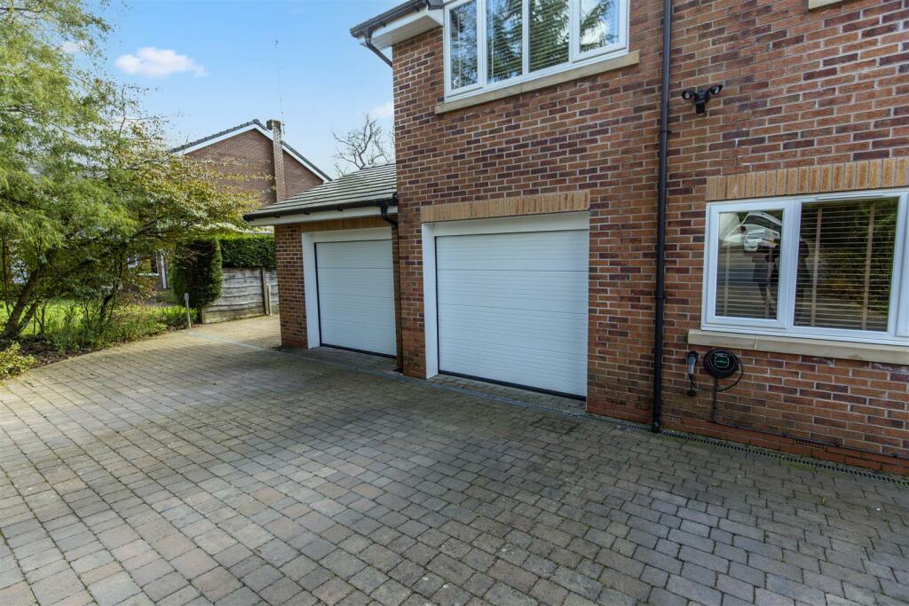 6 bedroom detached house for sale in Pinewood, Bowdon, WA14