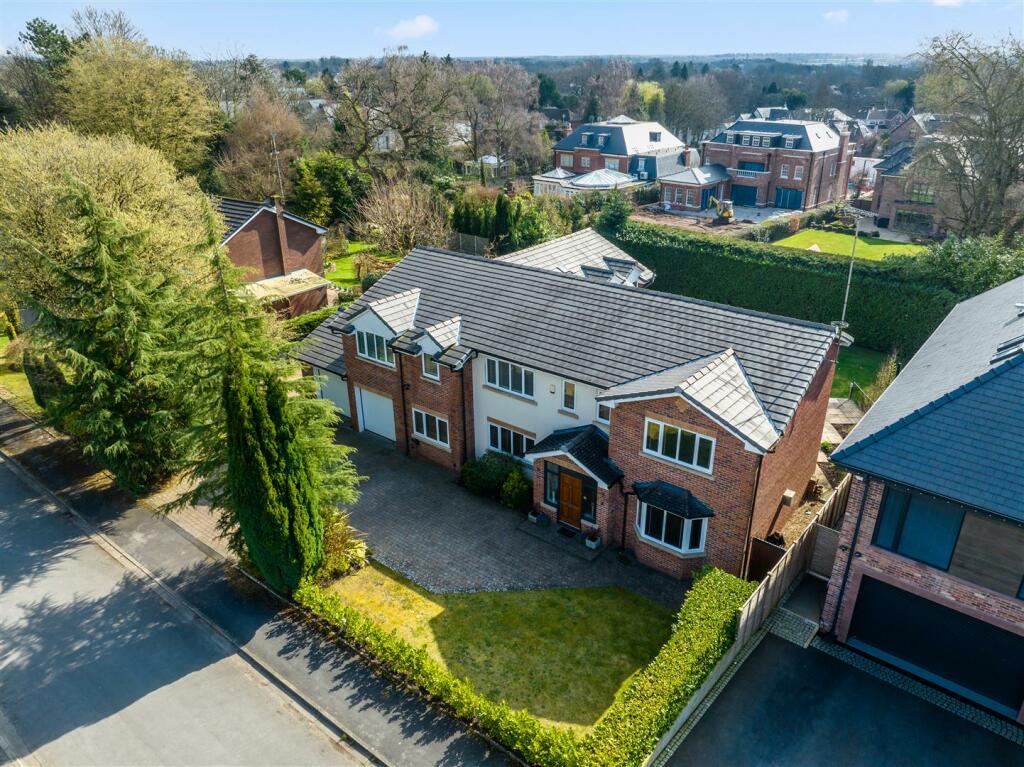 6 bedroom detached house for sale in Pinewood, Bowdon, WA14