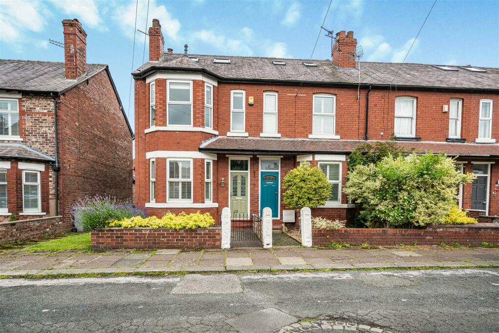 3 bedroom end of terrace house for sale in Ashton Avenue, Altrincham, WA14