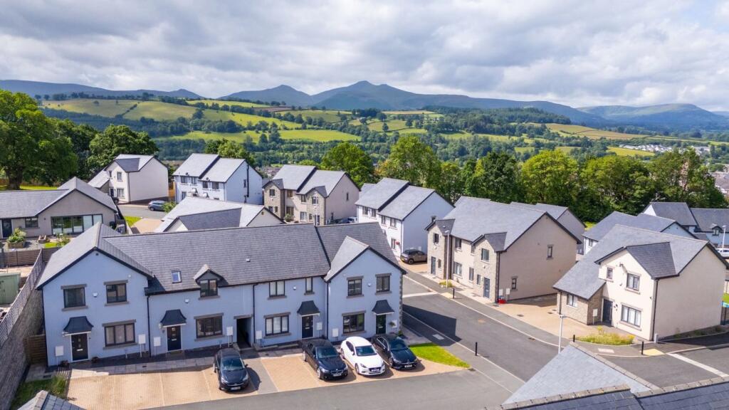 3 bedroom end of terrace house