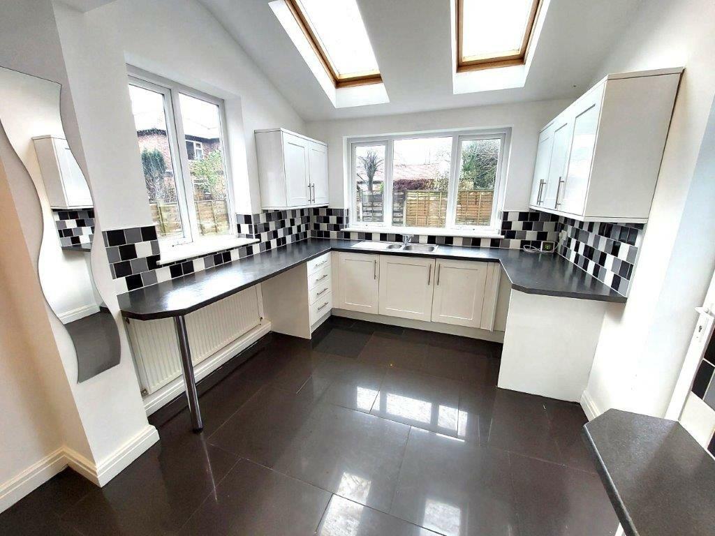 4 bedroom semi-detached house for rent in Park Road, Prestwich, M25