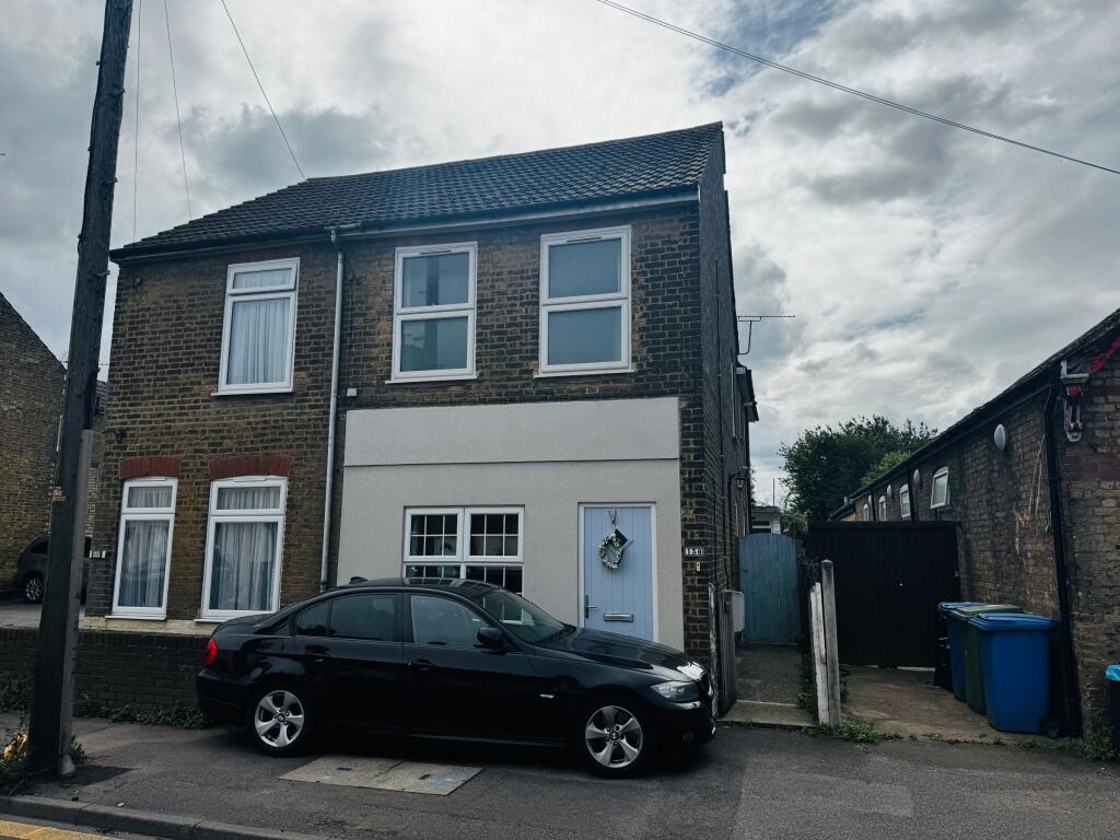 Main image of property: London Road, Teynham, Sittingbourne