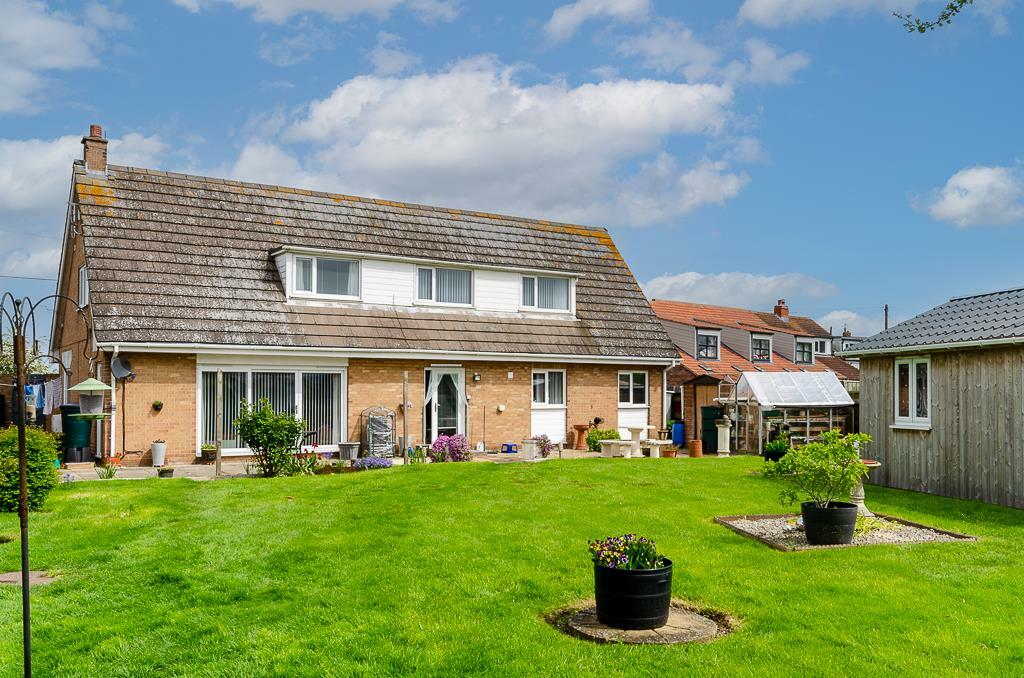 5 bedroom detached bungalow for sale in Northside Road, Hollym, HU19