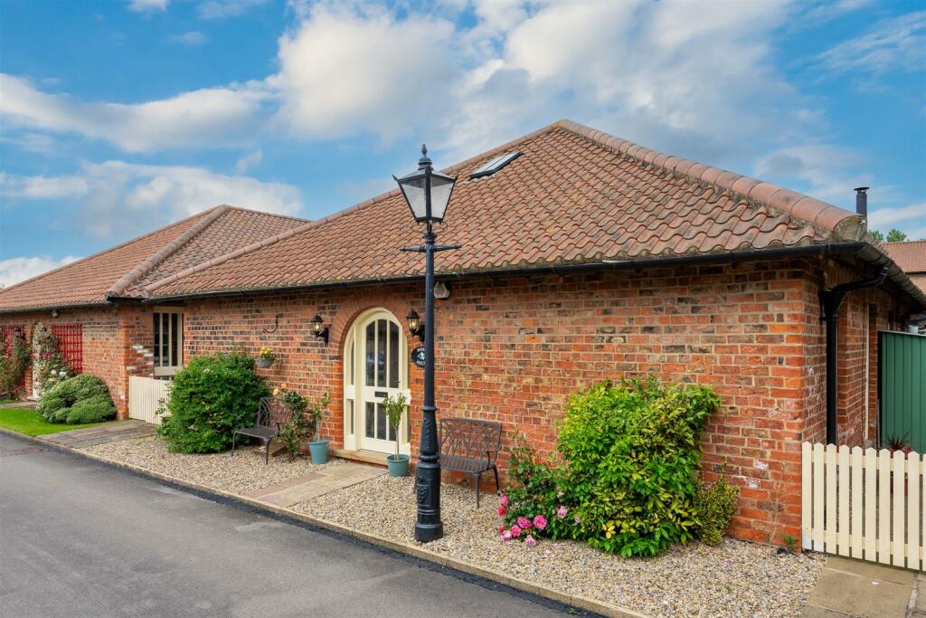 3 bedroom detached bungalow for sale in Enholmes Lane, Patrington, HU12