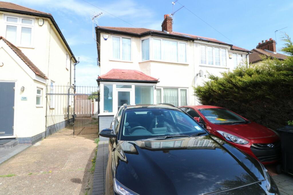 4 bedroom semi-detached house for rent in Rushden Gardens, Ilford, IG5