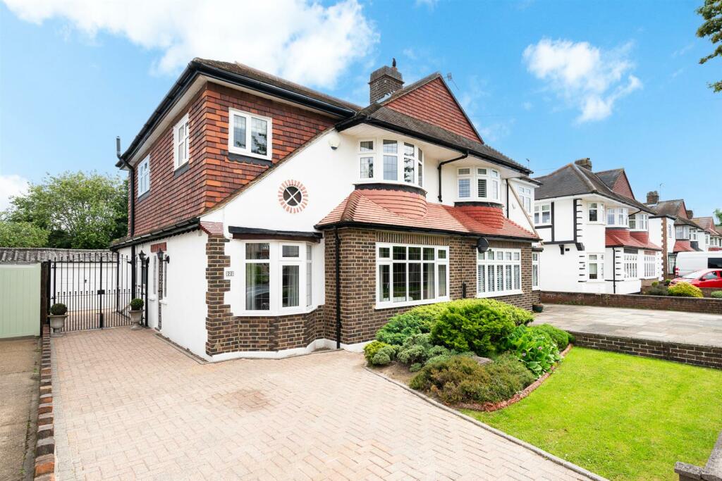 4 bedroom semidetached house for sale in Dulverton Road, New Eltham, SE9