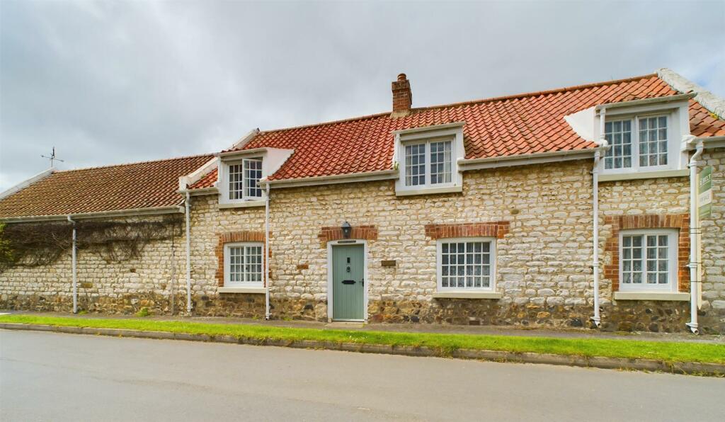 5 bedroom cottage for sale in West Street, Flamborough, YO15