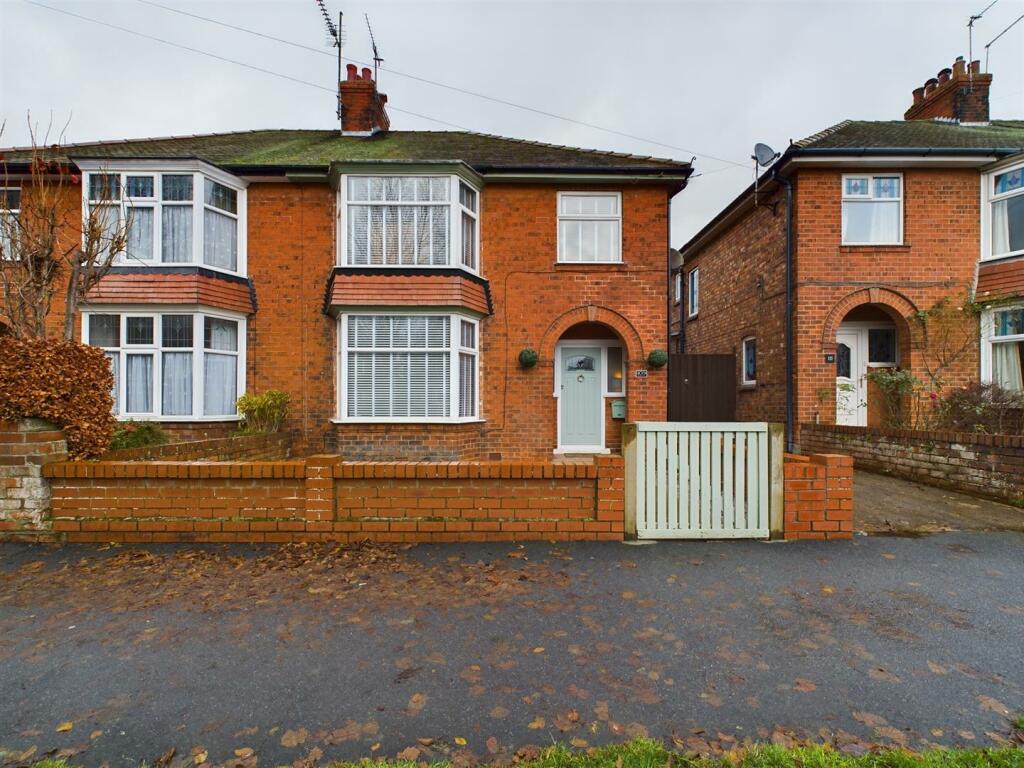 3 bedroom semidetached house for sale in Queensgate, Bridlington, YO16