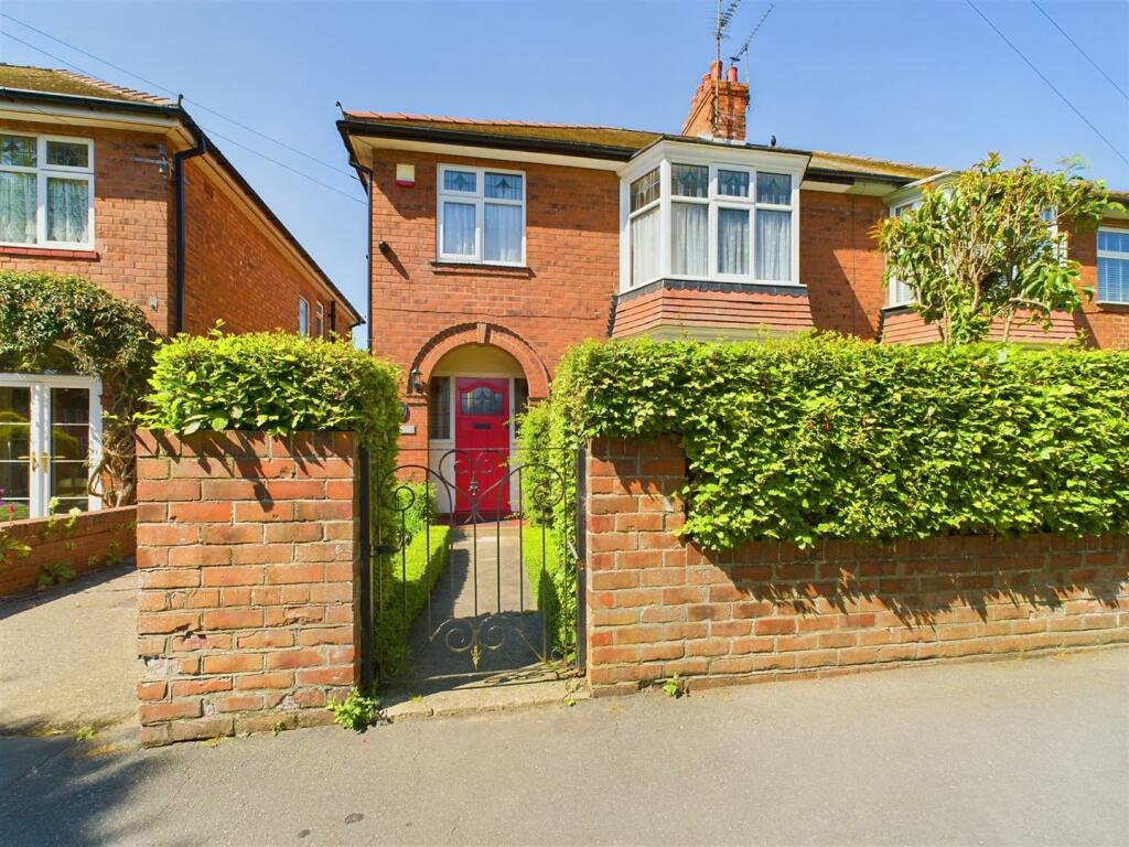 3 bedroom semidetached house for sale in Queensgate, Bridlington, YO16