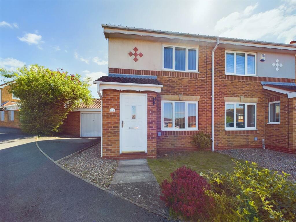 2 bedroom semidetached house for sale in Aysgarth Rise, Bridlington, YO16