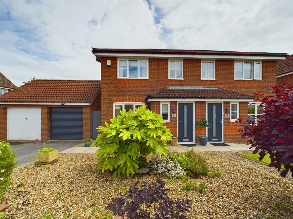 3 bedroom semidetached house for sale in Airedale Drive, Bridlington, YO16