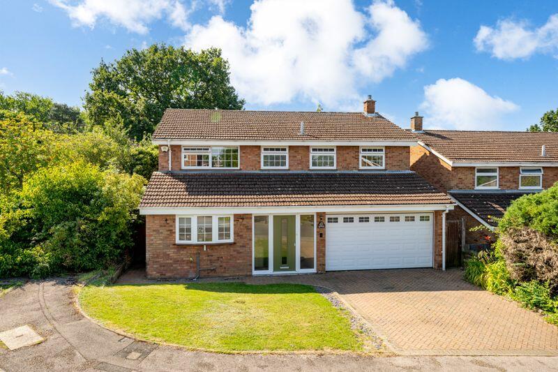 5 bedroom detached house for sale in Crosslands, Caddington, LU1