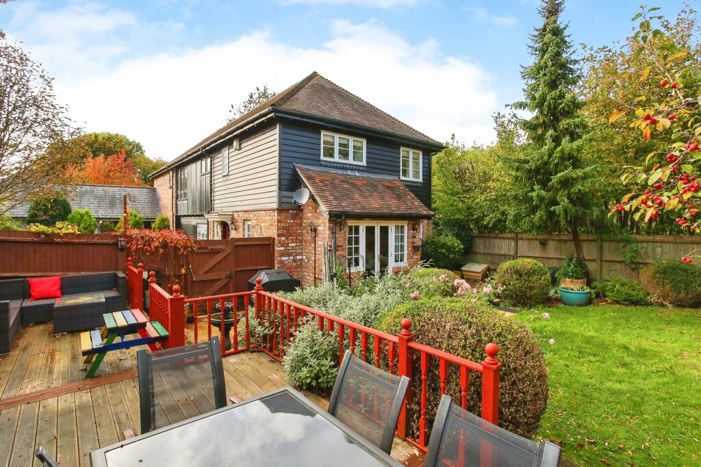 3 bedroom semidetached house for sale in Clarks Yard, Flimwell