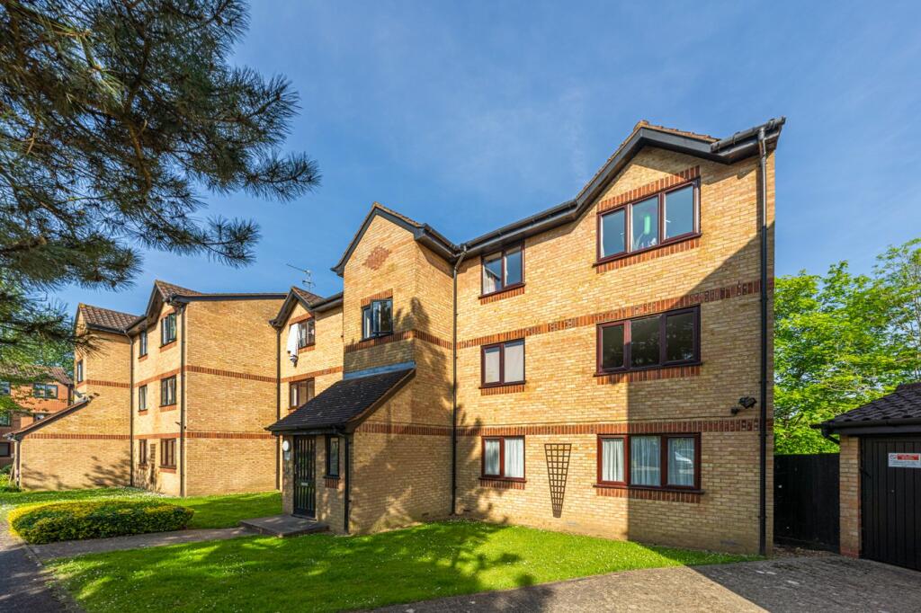 1 bedroom apartment for sale in Courtlands Close, Watford, WD24